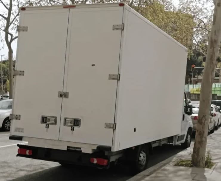 Interior del camión - Espacio seguro y organizado